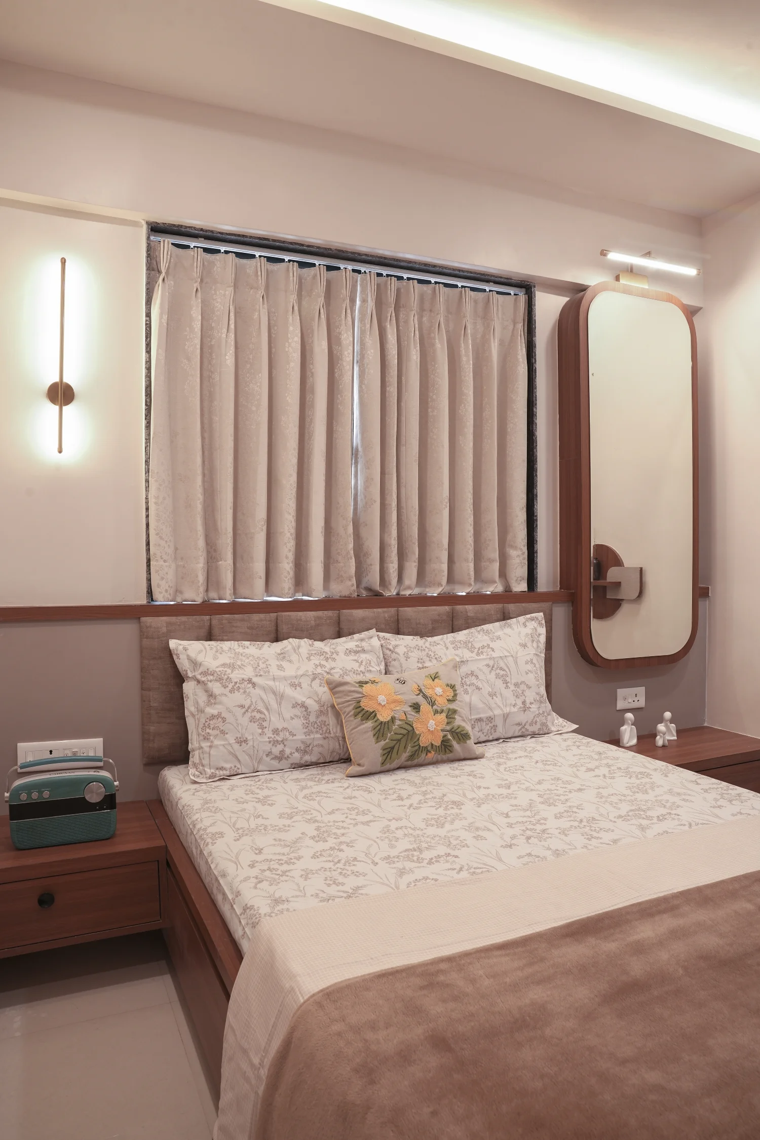 Bedroom Mirror Detail